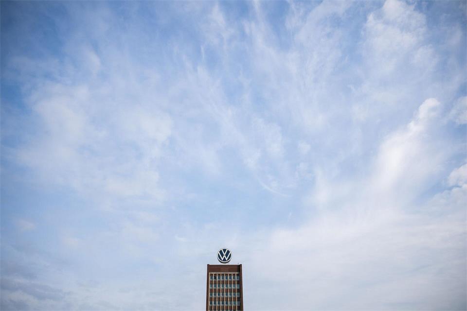 Bei VW ist die Entscheidung für einen neue Personalvorständin gefallen (Archivbild)Julian Stratenschulte/dpa