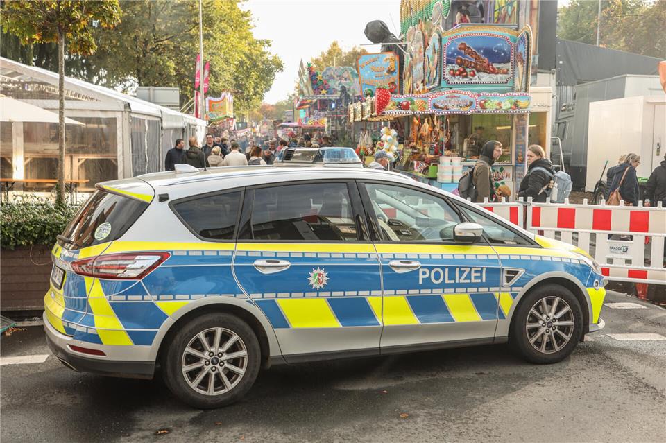Bei Veranstaltungen wie der Bocholter Kirmes kontrolliert die Polizei, ob Besucher Waffen mit sich führen.