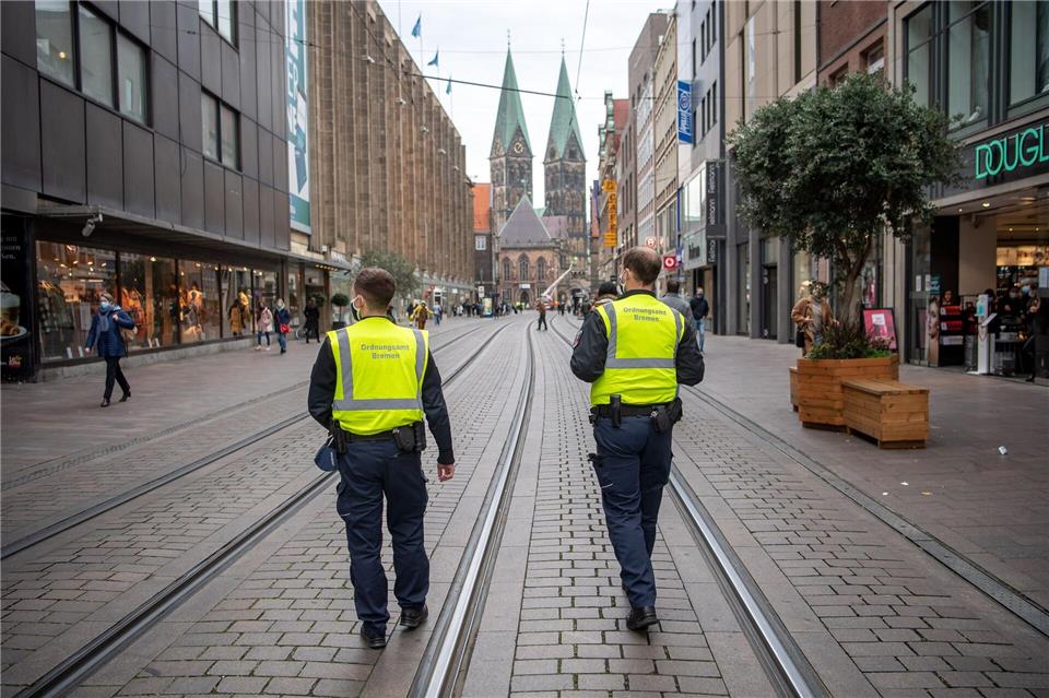 Bei Verstößen gegen die winterliche Reinigungspflicht setzt der Ordnungsdienst in Bremen zunächst auf Hinweise und Ermahnungen. (Archivbild)Sina Schuldt/dpa