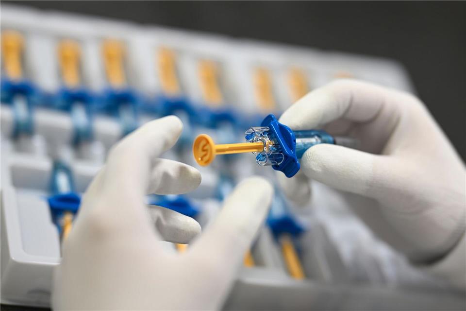 Bei Vetter Pharma werden injizierbare Medikamente keimfrei in Spritzen und kleine Glasbehälter abgefüllt und verpackt. (Symbolbild) Felix Kästle/dpa