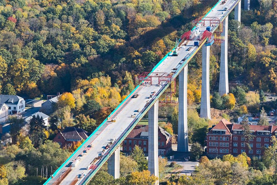 Bei Vouten handelt es sich um verbreiterte Bauteile am Übergang zwischen Brückenpfeilern und dem Fahrbahnträger.Robert Michael/dpa