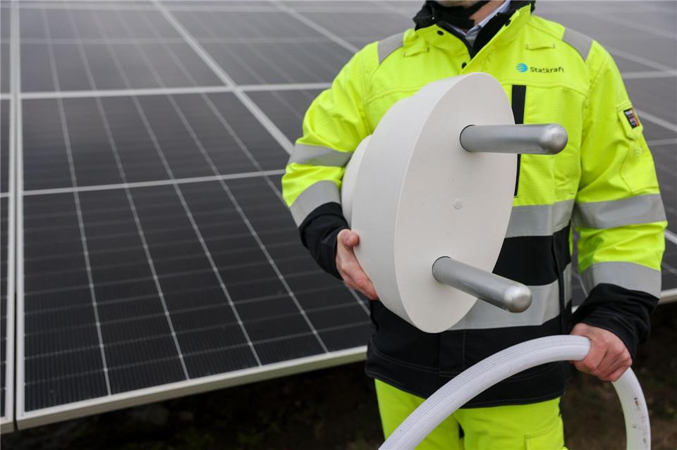 Bei Zerbst hat der norwegische Energiekonzern Statkraft letzten Monat einen Solarpark mit Batteriespeicher symbolisch in Betrieb genommen. (Archivbild)Jan Woitas/dpa
