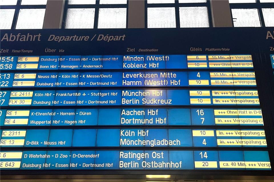 Bei Zugausfällen und Verspätungen haben Fahrgäste der Bahn Anspruch auf Entschädigung. 2025 war es erneut ein dreistelliger Millionenbetrag. (Archivbild)Arne Meyer/dpa