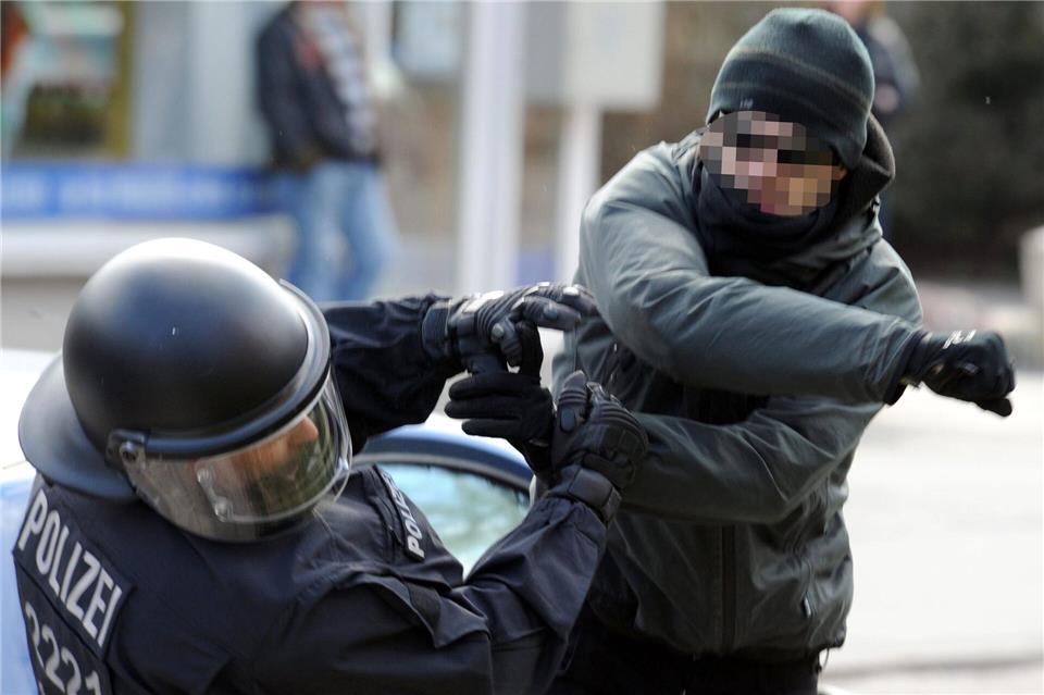 Bei aggressivem Verhalten gegen Einsatzkräfte zeigt der Trend der Fallzahlen nach oben. (Symbolbild)Carsten Rehder/dpa