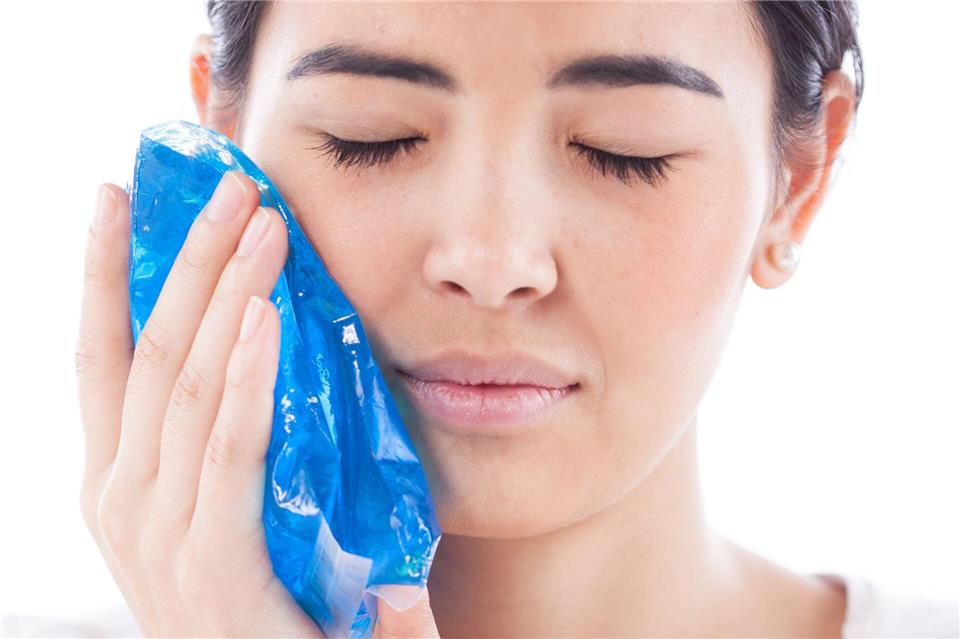 Bei akuten Zahnschmerzen kann ein Kühlpack die Schwellungen lindern. Um Erfrierungen zu verhindern, sollte es nicht eiskalt sein - oder in ein Tuch gewickelt werden.Christin Klose/dpa-tmn