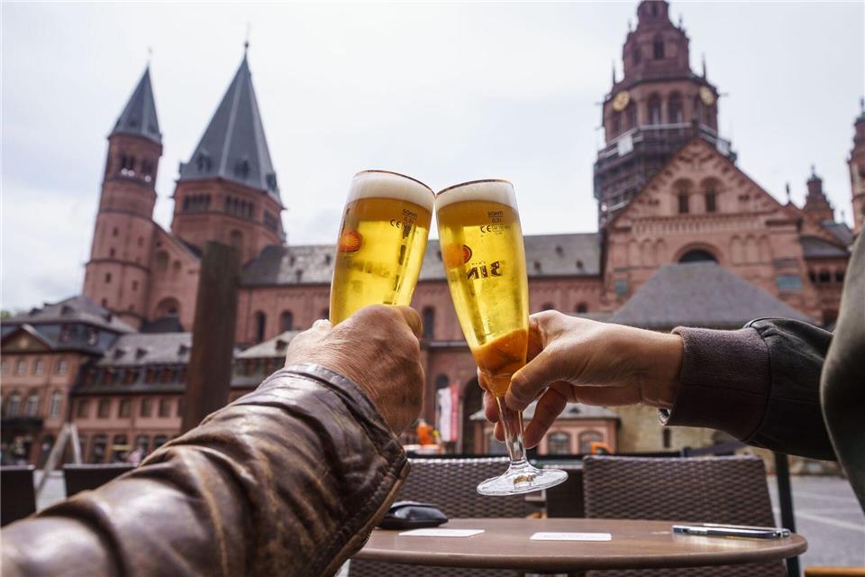 Bei besonderen Anlässen essen die Gäste gerne qualitativ hochwertig und gönnen sich etwas. (Archivbild)Frank Rumpenhorst/dpa