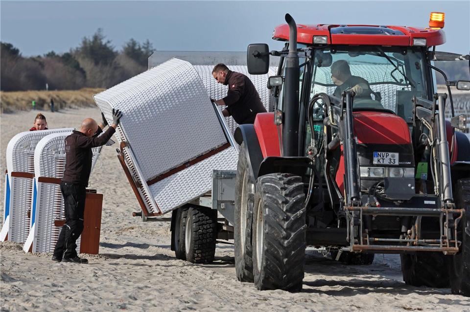 Bei bestem Wetter wurden die ersten Strandkörbe auch am Strand von Zingst aufgestellt. Bernd Wüstneck/dpa