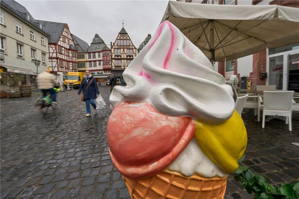 Bei bis zu 20 Grad in dieser Woche könnte auch das erste Eis wieder schmecken. (Archivbild)Sascha Ditscher/dpa