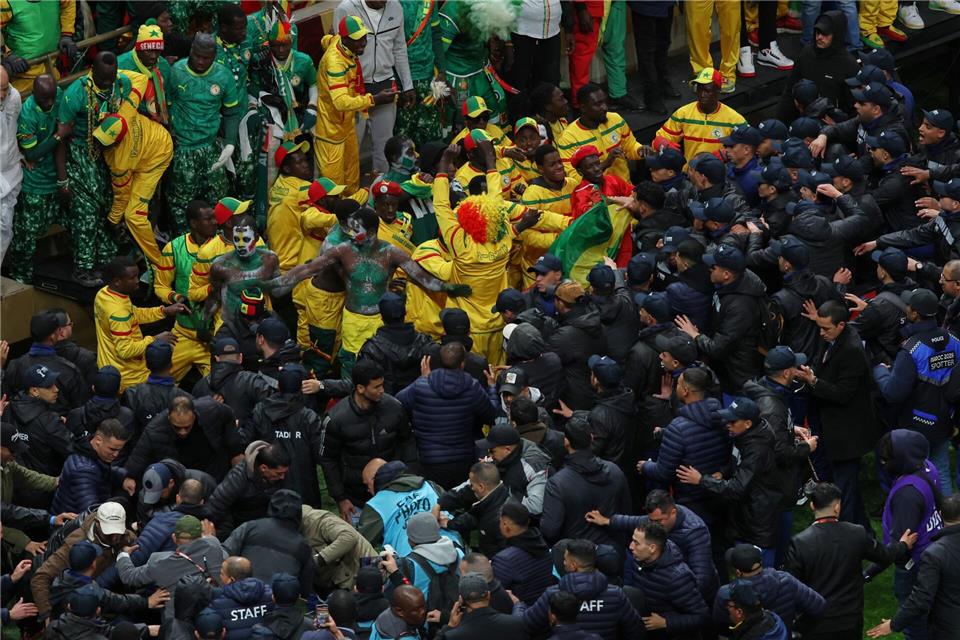 Bei dem Afrika-Cup-Endspiel zwischen dem Senegal und Marokko kam es auf und neben dem Platz zu Tumulten. (Archivbild)Youssef Loulidi/AP/dpa