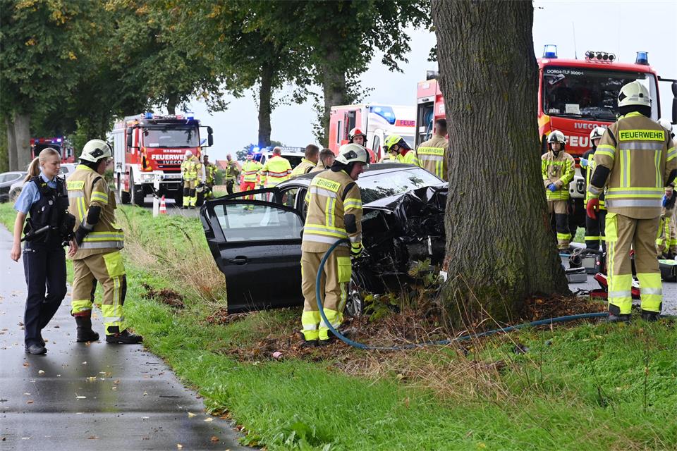 Bei dem Alleinunfall ist am Sonntagmittag der Autofahrer ums Leben gekommen.