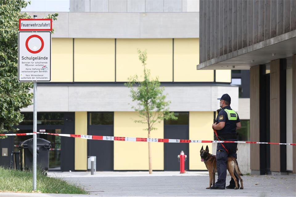 Bei dem Angriff am Welfen-Gymnasium waren zwei 13 Jahre alte Schülerinnen schwer verletzt worden. (Archivbild)Karl-Josef Hildenbrand/dpa