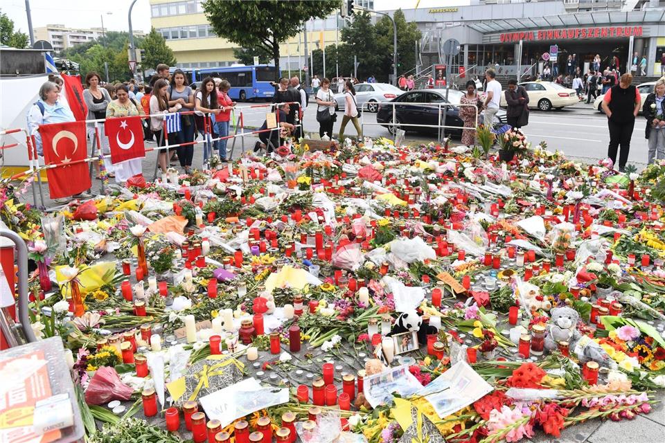 Bei dem Anschlag erschoss der Attentäter neun Menschen, fünf weitere wurden verletzt.Peter Kneffel/dpa