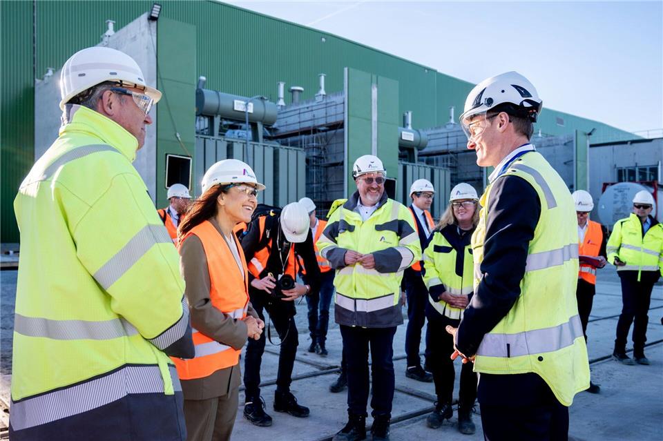 Bei dem Baustellenbesuch sprach die Ministerin unter anderem mit Amprion-Chef Christoph Müller (l.). Hauke-Christian Dittrich/dpa