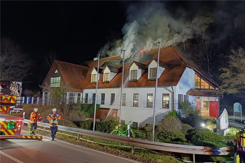 Bei dem Brand entstand ein Schaden von geschätzt 300.000 Euro.-/FFW Starzach /dpa