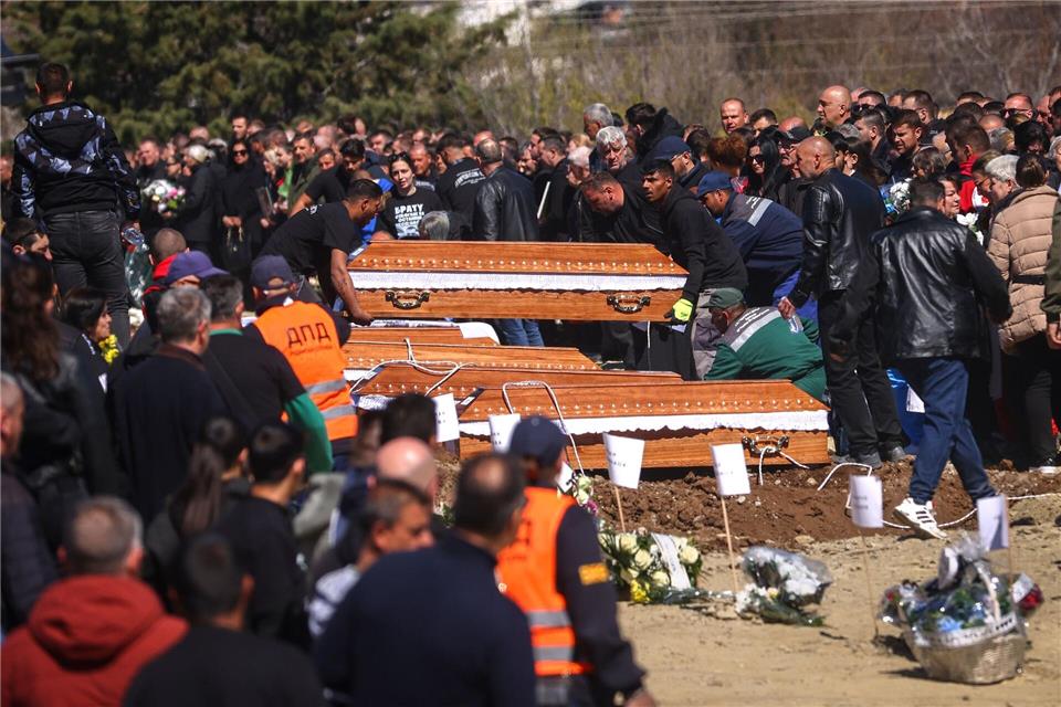 Bei dem Brand im Nachtclub von Kocani in Nordmazedonien kamen 63 Menschen ums Leben. Nun beginnt dazu ein großer Prozess vor Gericht in Skopje.Armin Durgut/AP/dpa