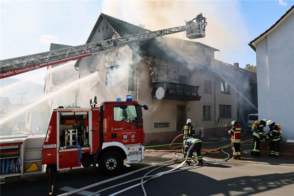 Bei dem Brand in Klingenberg waren etwa 90 Feuerwehrleute vor Ort.Ralf Hettler/dpa