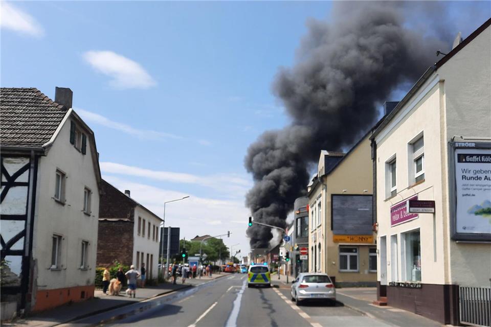 Bei dem Brand in Sank Augustin starben zwei Feuerwehrleute - jetzt ist der Unfallbericht dazu erschienen (Archivbild).Sascha Thelen/TNN/dpa