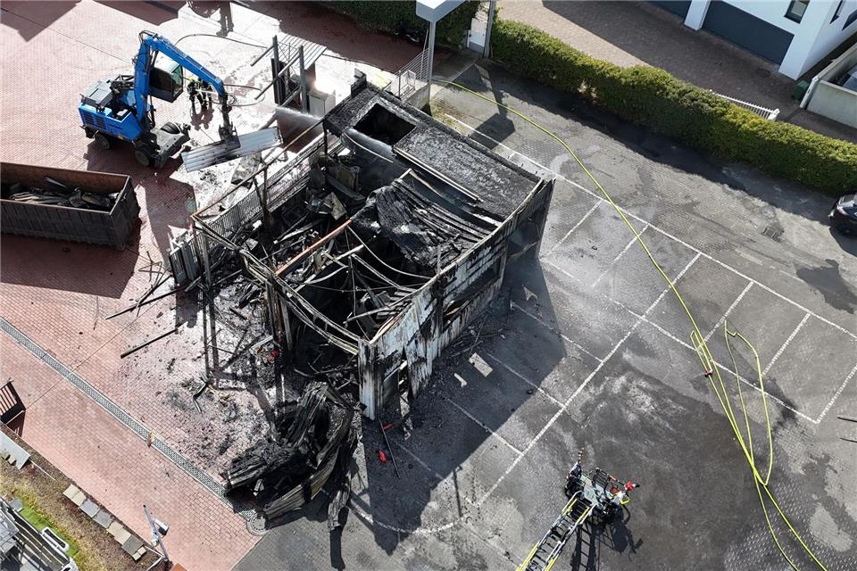Bei dem Brand in der Kfz-Halle wird ein Betriebsangehöriger leicht verletzt.-/Feuerwehr Schloß Holte-Stukenbrock/dpa