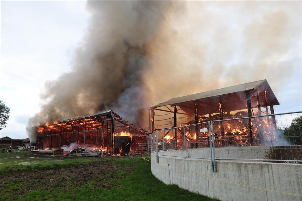 Polizei: Millionenschaden durch Brand in einem Stadel Bei dem Brand ist Schätzungen zufolge ein Millionenschaden entstanden.Pöppel/vifogra/dpa