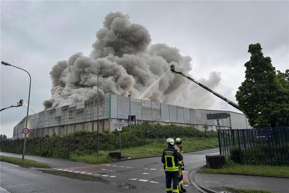 Bei dem Brand von rund 700 Tonnen Metallschrott kam es zu starkem Rauch.Vincent Kempf/dpa