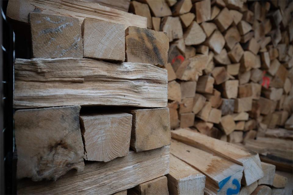 Bei dem Brennholz aus dem Staatsforst handelt es sich um Holz, das laut HessenForst bei Durchforstungs- und Pflegemaßnahmen anfällt. (Archivbild)Sebastian Gollnow/dpa