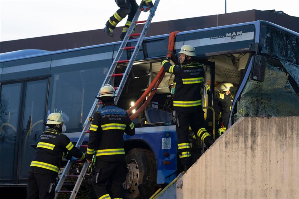 Bei dem Busunfall ist ein 13-jähriges Mädchen gestorben.Stefan Puchner/dpa