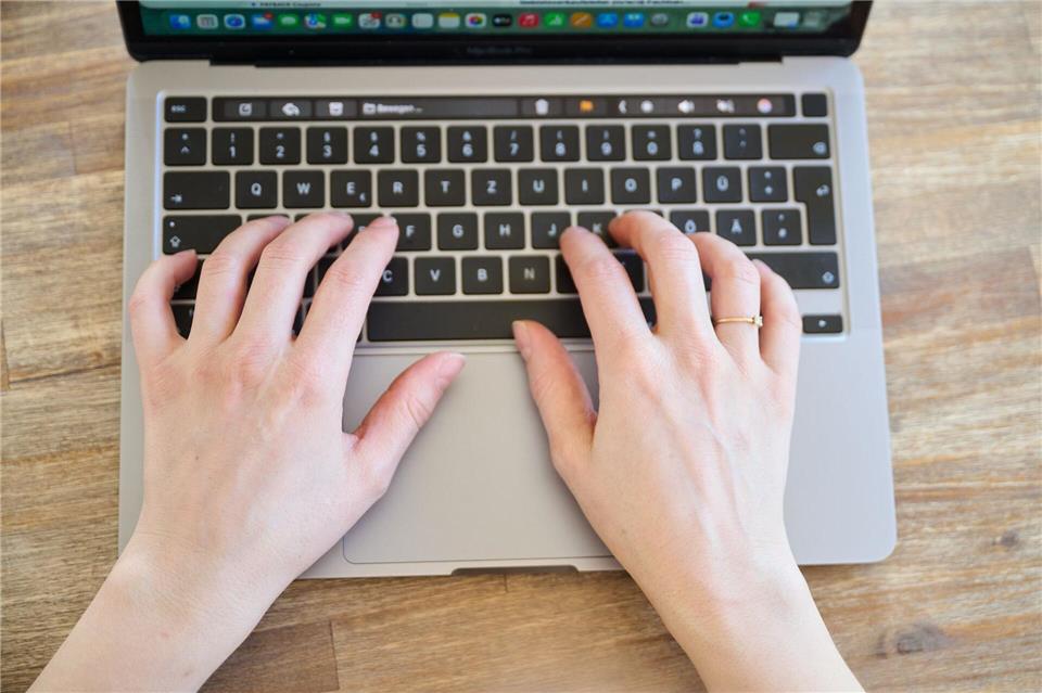 Bei dem „CEO-Fraud“ geben sich Betrüger gegenüber Mitarbeitende als Führungskräfte aus. (Symbolbild)Annette Riedl/dpa