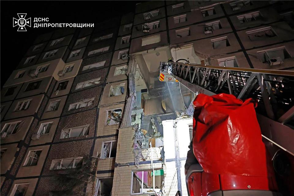 Bei dem Drohneneinschlag in einem mehrstöckigen Wohnhaus in Dnipro gab es Tote und Verletzte. Uncredited/Ukrainian Emergency Service/AP/dpa