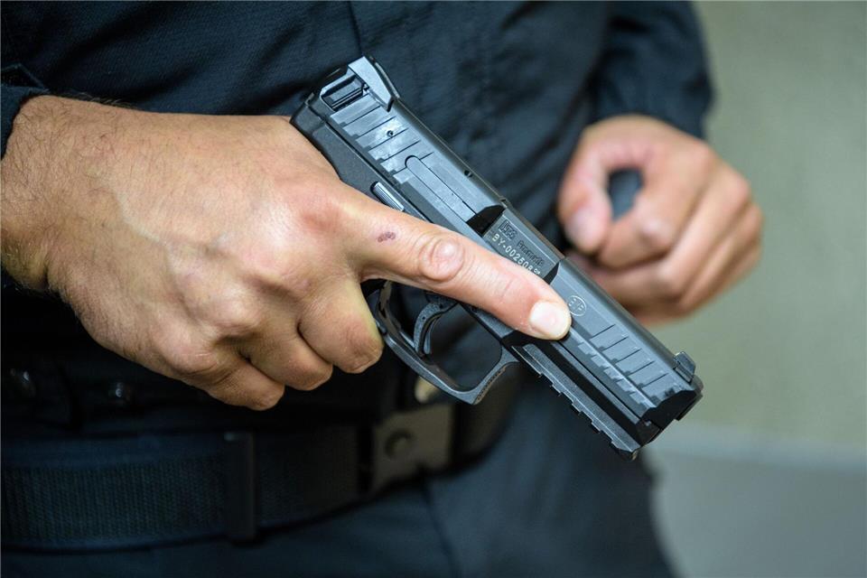 Bei dem Einsatz fiel mindestens ein Schuss aus einer Dienstwaffe der Polizei. (Symbolbild)Matthias Balk/dpa