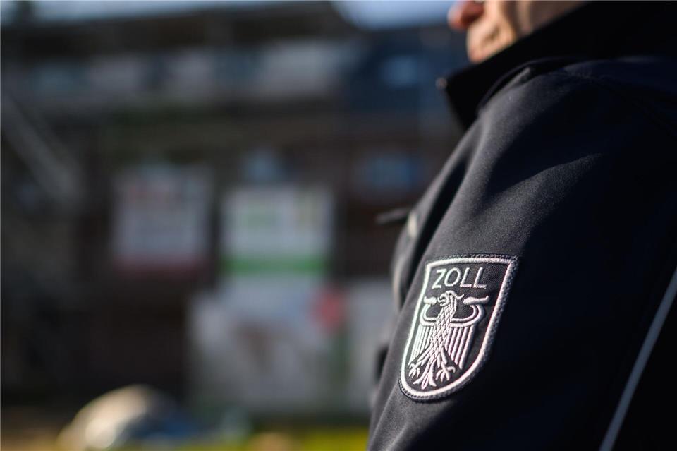 Bei dem Einsatz vom 20. bis 22. Mai wurden den Angaben zufolge 13 Lagerhallen und Wohnungen in Nordrhein-Westfalen, Hessen und Rheinland-Pfalz durchsucht. (Symbolbild)Julian Stratenschulte/dpa