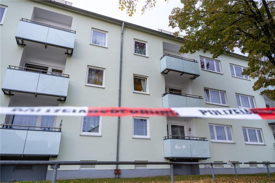 Polizei schießt nach Angriff von mit Messer bewaffnetem Mann Bei dem Einsatz wurden eine Polizistin und zwei Polizisten verletzt.Armin Weigel/dpa