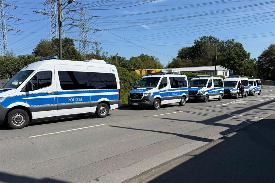 Bei dem Einsatz zwischen Remscheid und Wuppertal sind zahlreiche Polizeikräfte vor Ort.  --/Blaulicht-Solingen/dpa