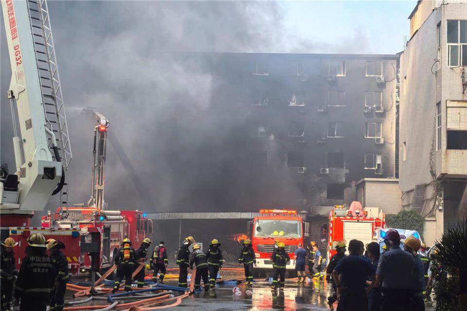 Bei dem Feuer soll es eine erhebliche Zahl an Opfern gegeben haben.Zheng Liang/Xinhua/AP/dpa