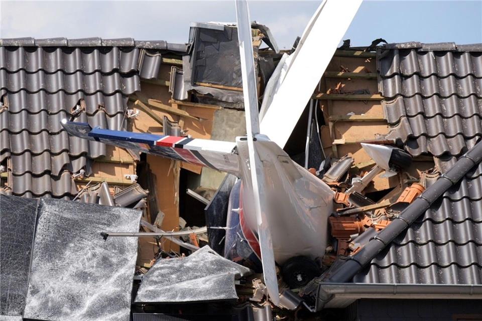 Bei dem Flugzeugabsturz sind zwei Männer gestorben. (Symbolbild)Jörn Hüneke/dpa