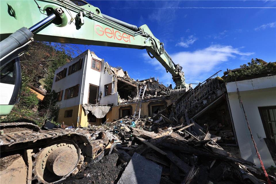 Bei dem Großbrand in einem Mitarbeiterhaus eines Hotels im Ferienort Balderschwang ist ein Millionenschaden entstanden.Karl-Josef Hildenbrand/dpa