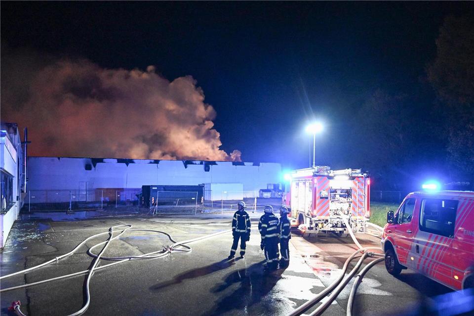 Bei dem Großbrand wurde ein Mensch leicht verletzt. Bernd Weißbrod/dpa