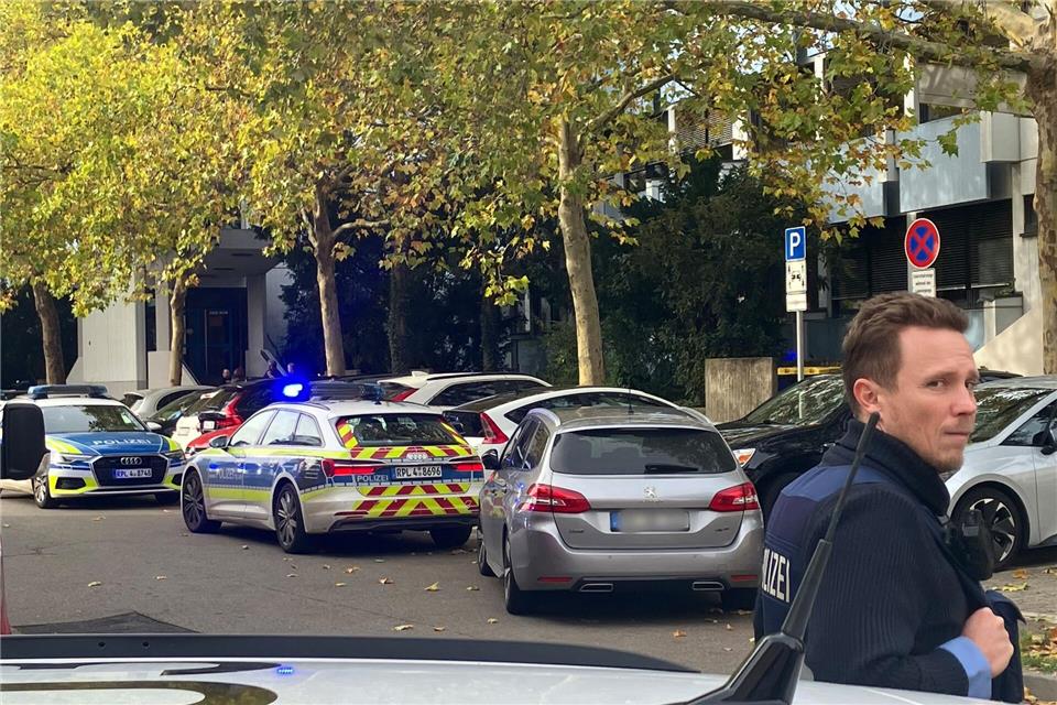 Bei dem Großeinsatz 2025 wurde die Schule geräumt, aber kein möglicher Verdächtiger entdeckt. (Archivbild)Wolfgang Jung/dpa