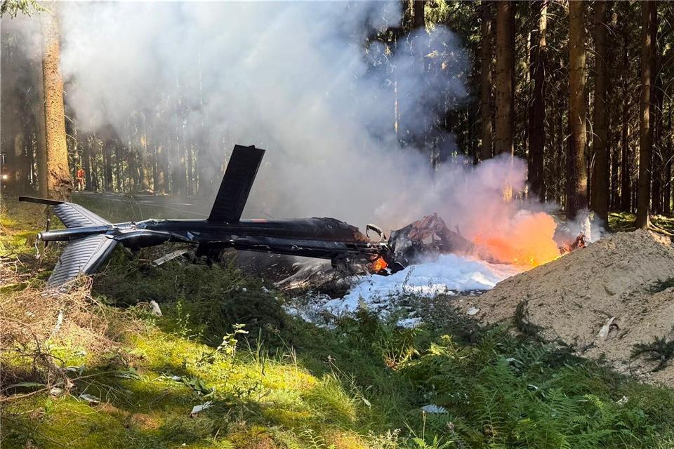 Bei dem Hubschrauberabsturz in einem Wald bei Sehmatal ist der Pilot ums Leben gekommen. Stephan Fricke/News5/dpa