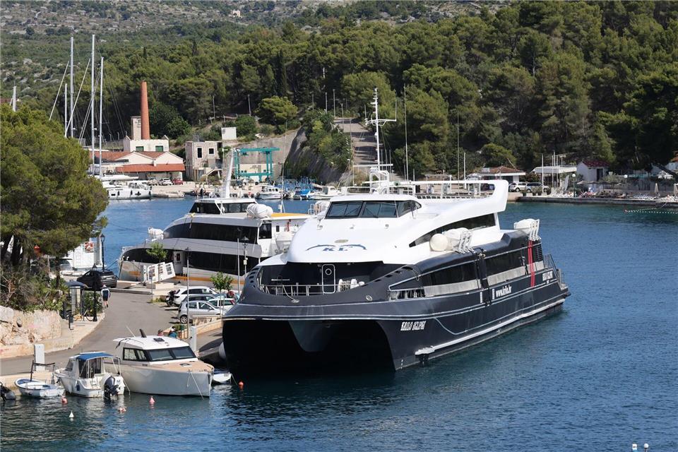 Bei dem Katamaran, der mit einem Segelboot zusammenstieß, handelt es sich um ein Linienschiff.Ivo Cagalj/PIXSELL/XinHua/dpa