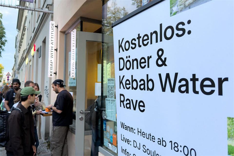 Bei dem „Kebab Water Rave“ handelte es sich laut Angaben um eine limitierte Aktion. Marco Porzig/dpa