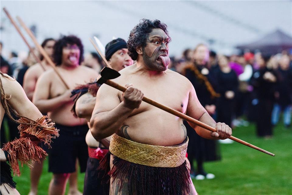 Bei dem Maori-Ritual spielen Mimik, Gestik und die Zunge eine große Rolle.-/Smoke Photo And Video/dpa