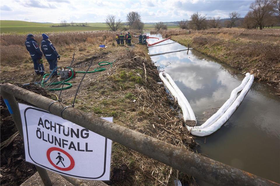 Bei dem Ölunfall waren viele Helferinnen und Helfer im Einsatz. (Archivbild)Thomas Frey/dpa