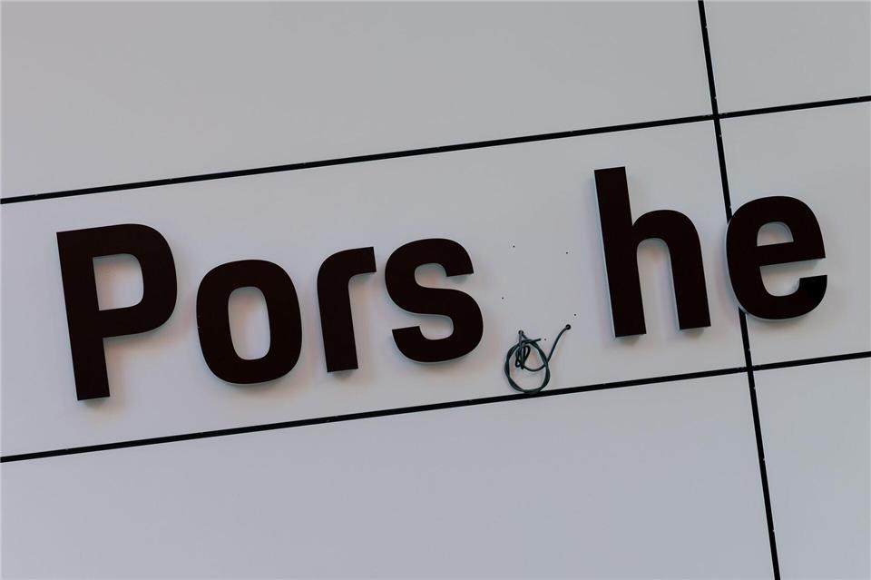 Gespräche über Sparrunde: Kippt die Porsche-Jobgarantie? Bei dem Sportwagenbauer läuft es aktuell nicht rund. Rolf Vennenbernd/dpa