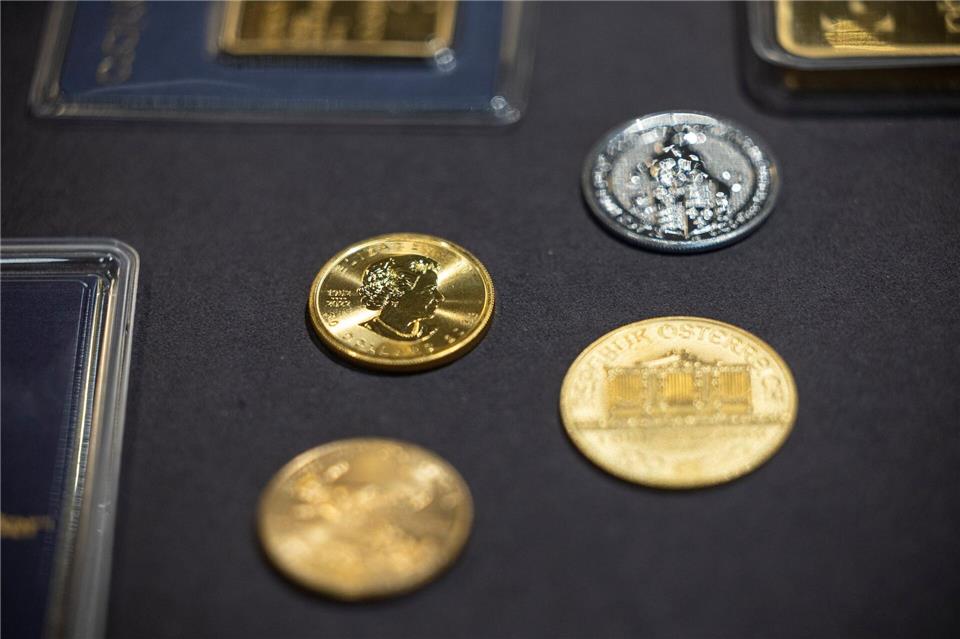 Bei dem Tatverdächtigen wurden zahlreiche Gold- und Silbermünzen gefunden. (Symbolbild)Hannes P. Albert/dpa