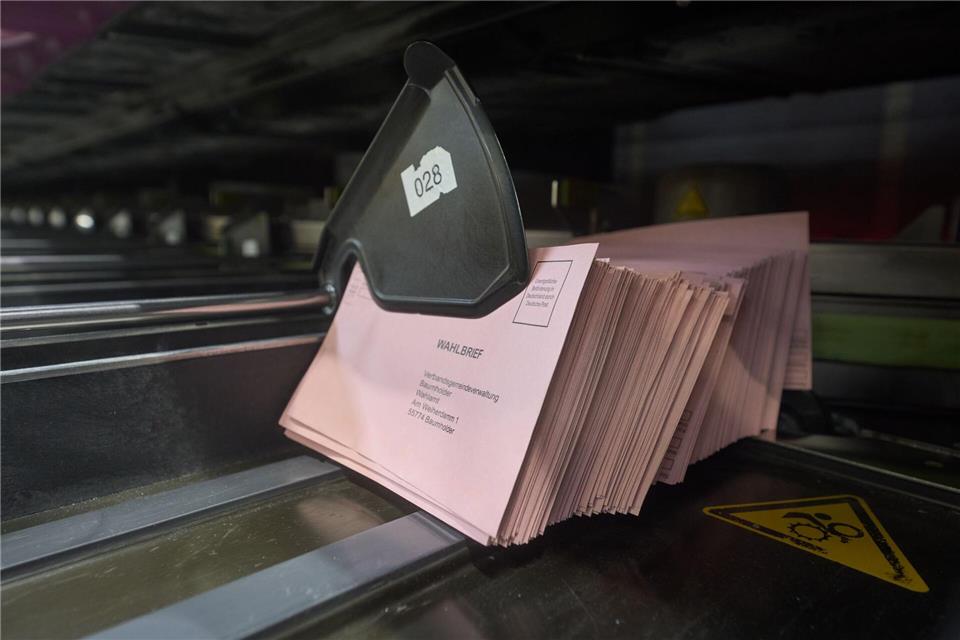 Bei dem Testlauf wurde geprüft, ob die roten Wahlbriefe automatisch sortiert werden können.Thomas Frey/dpa