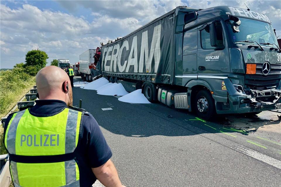 Bei dem Unfall am Montagnachmittag war ein Lkw-Fahrer gestorben.Axel Vogel/dpa