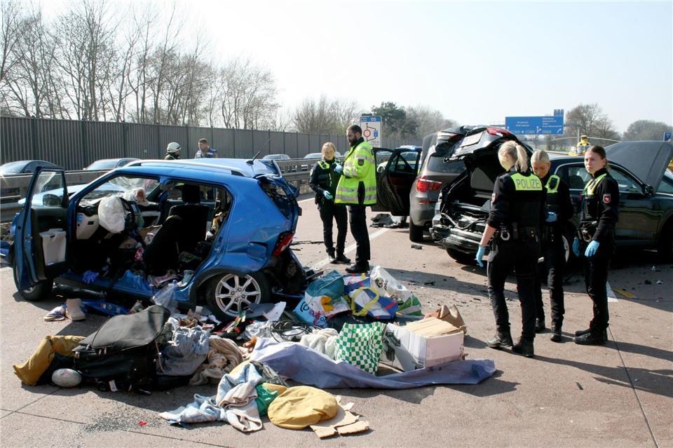 Bei dem Unfall auf der A1 kam ein Mann ums Leben.Kai Moorschlatt/dpa