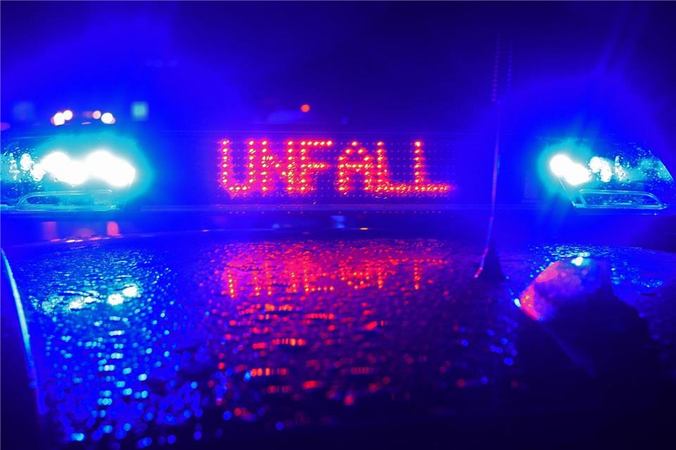 Bei dem Unfall auf der A8 ist nach ersten Erkenntnissen der Polizei ein Mensch leicht verletzt worden. (Symbolbild)Stefan Puchner/dpa