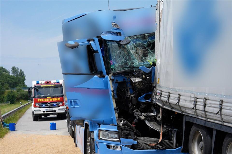 Bei dem Unfall auf der A93 wurde mindestens ein Mensch verletzt.Uwe Lein/dpa