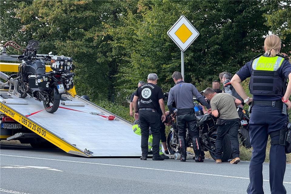 Bei dem Unfall auf der B70 wurde ein Motorradfahrer schwer verletzt.